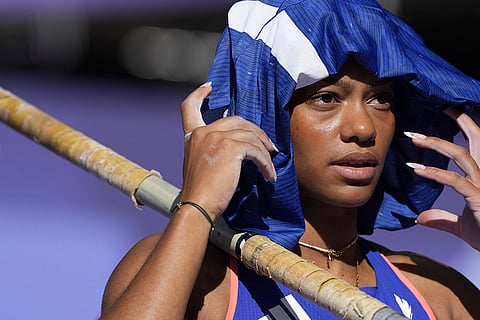 Marie-Julie Bonnin prepares for the women's pole vault qualification